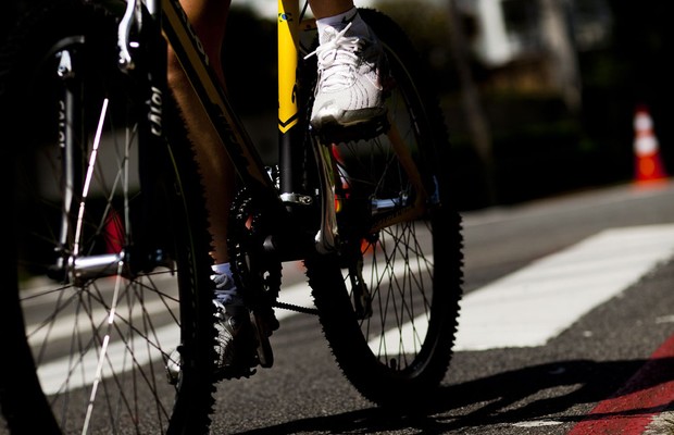 Ciclista utiliza a ciclofaixa próxima ao Parque Villa-Lobos (Foto: NA LATA / ÉPOCA SP)