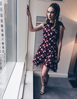 10 de março – O vestidinho Dior usado por Lily durante visita a um estúdio em Nova York foi mostrado pela stylist da atriz, Rebecca Corbin-Murray, no Instagram. A sandalinha era Stuart Weitzman