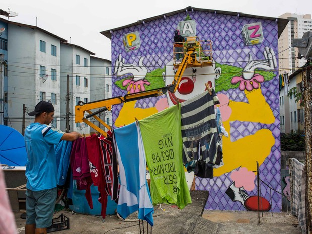 Grafiteiros do projeto Revivarte realizam trabalho de pintura grafite em 10 prédios da comunidade Água Branca no bairro da Barra Funda, Zona Oeste de São Paulo. O G1 foi ao local para ouvir moradores e artistas (Foto: Victor Moriyama/G1)