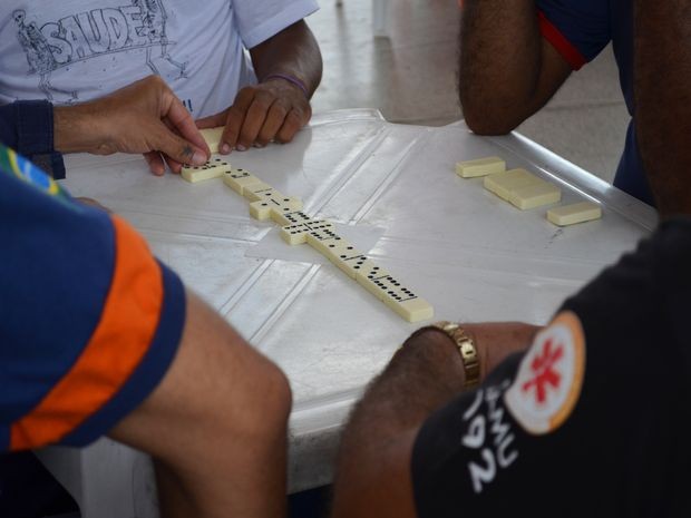 Funcionários em greve aproveitam o tempo livre para jogar enquanto permanecem acampados (Foto: Marina Fontenele/G1)