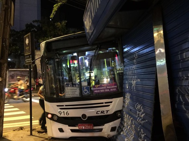 Acidente acontceu em Boa Viagem (Foto: Angelo Castelo Branco/ WhatsApp)