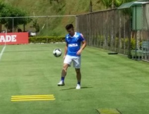 Willian bateu bola em um dos campos da Toca da Raposa II (Foto: Rodrigo Franco / TV Globo Minas)