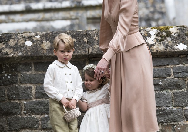 ENGLEFIELD GREEN, ENGLAND - MAY 20: Catherine, Duchess of Cambridge speaks to Princess Charlotte and Prince George after the wedding of Pippa Middleton and James Matthews at St Mark's Church on May 20, 2017 in in Englefield, England. (Photo by Arthur Edwa (Foto: Getty Images)