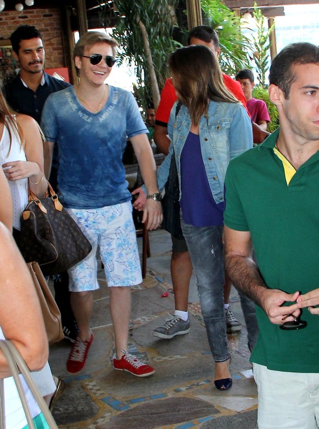 Michel Teló e Thaís Fersoza almoçam no Rio (Foto: Agnews)