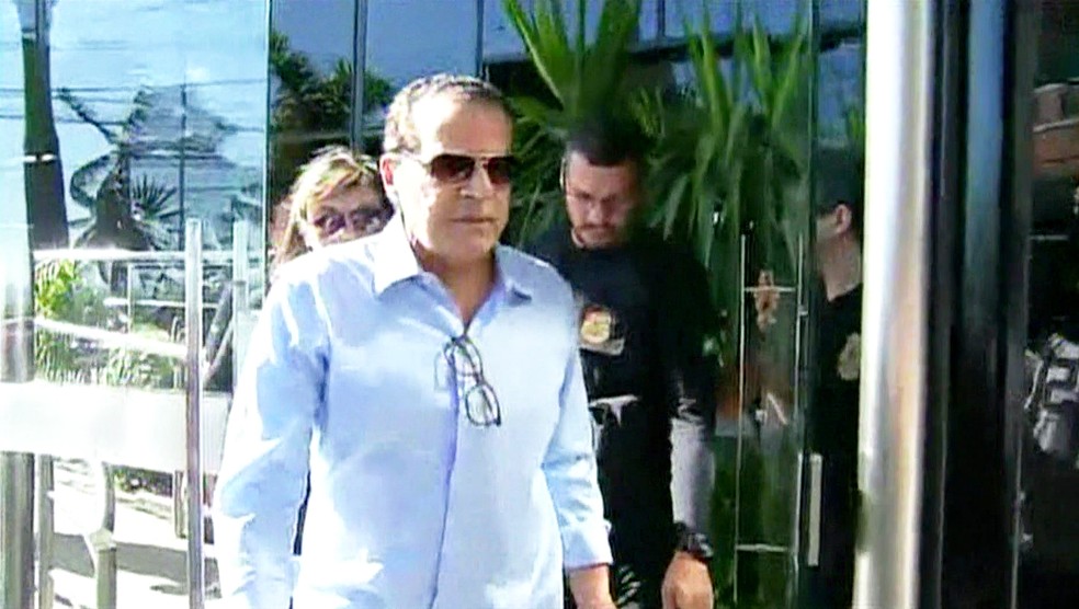 Henrique Eduardo Alves após deixar sua casa em Natal sendo conduzido pela Polícia Federal (Foto: Reprodução/TV Globo)