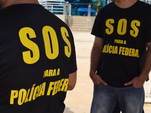 Servidores federais se reúnem em protesto no Acre  (Foto: Amanda Borges/G1)
