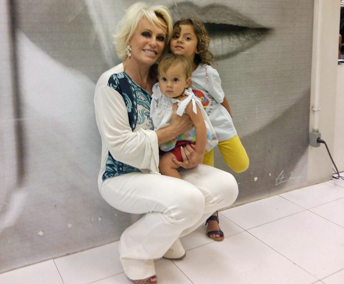 Ana Maria posa com suas netas no camarim do Mais Você (Foto: Ivo Madoglio/ TV Globo)