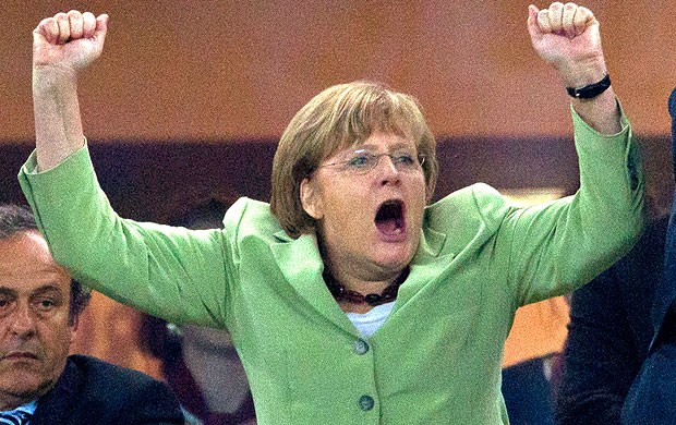 Angela Merkel comemora gol da Alemanha (Foto: AP)