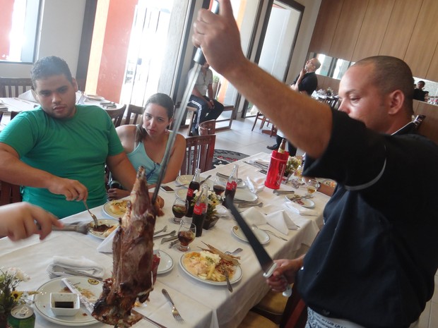 Amigos quebram a tradição e comem carne na Semana Santa (Foto: Michelle Farias/G1)