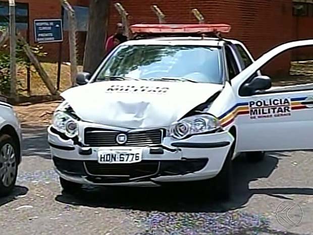 Suspeito provoca acidente com viatura da PM em Uberlândia (Foto: Reprodução/TV Integração)