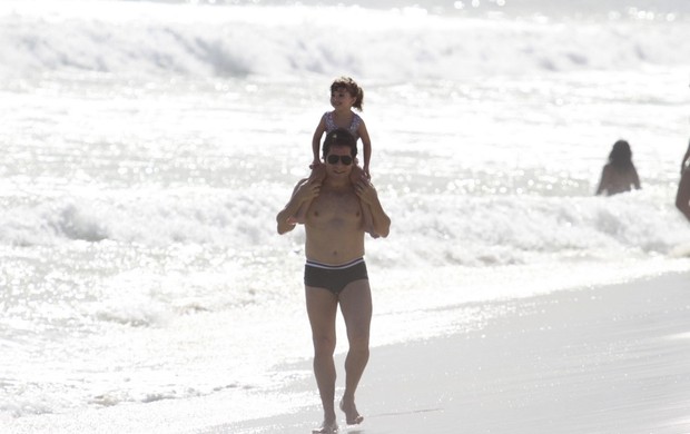 Cantor Daniel na praia da Barra da Tijuca, Rio de Janeiro, com a família (Foto: Dilson Silva / Agnews)