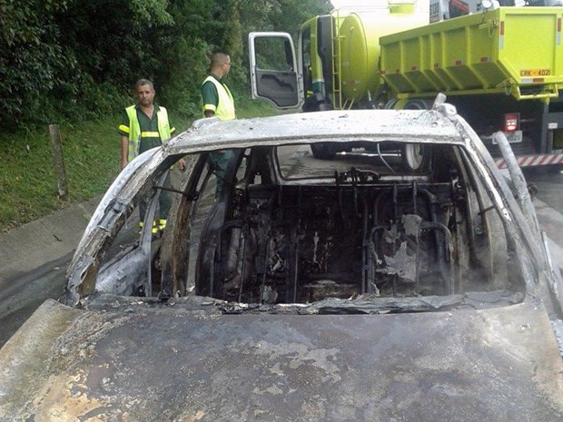 Técnico do time sub-17 do Santos sofre acidente e vê carro incendiado (Foto: Arquivo pessoal)