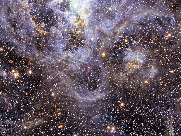 A localização de VFTS352, o sistema estelar binário na Grande Nuvem de Magalhães que possui estrelas em contato. (Foto: ESO/M.-R. Cioni/VISTA Magellanic Cloud survey)