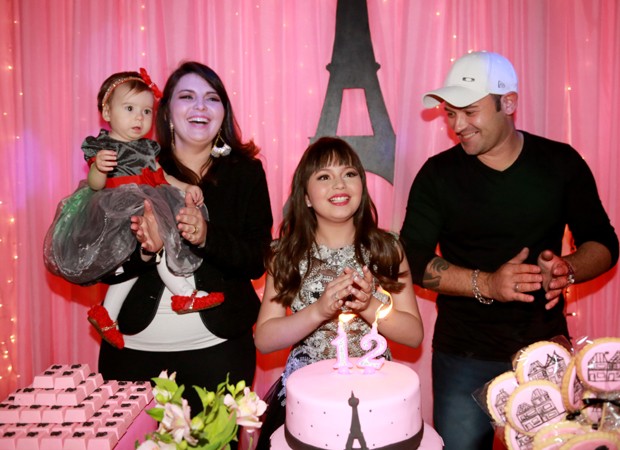 Bia canta 'Parabéns' ao lado dos pais, Tamara e Thiago, e da irmãzinha, Anna Clara (Foto: Divulgação)