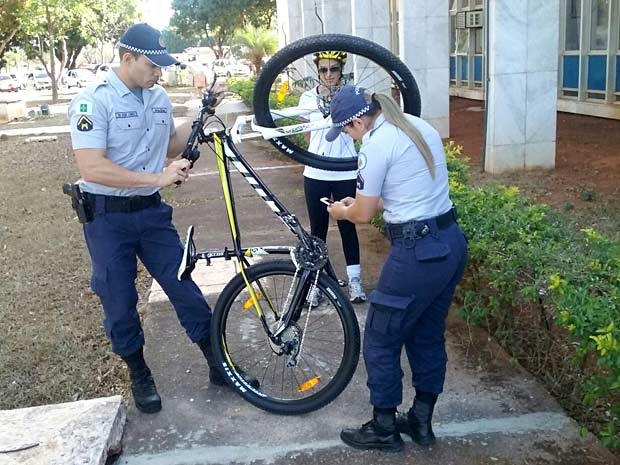 Policiais registram dados de bicicleta a partir de aplicativo para celular que visa recuperar veículos roubados e furtados (Foto: Isabella Formiga/G1)