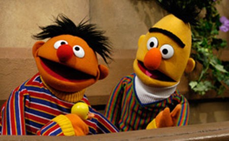 Bert e Ernie (Beto e Ênio, na versão brasileira) de Vila Sésamo (Foto: Divulgação)