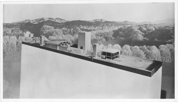 Unidade de habitação, Marselha, 1946-52. Vista da maquete do terraço do telhado, montado em um fundo da paisagem de Provença, de Le Corbusier (Charles-Édouard Jeanneret) (Foto: © Fondation Le Corbusier, Paris)