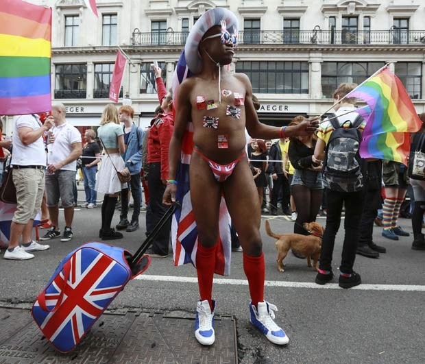 Participante usa acessórios com as cores da bandeira britânica durante parada gay em Londres (Foto: Olivia Harris / Reuters)