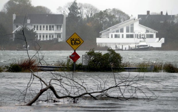 Região inundada com a aproximação do furacão Sandy em Moriches Center, Nova York. (Foto: Jason DeCrow/AP)