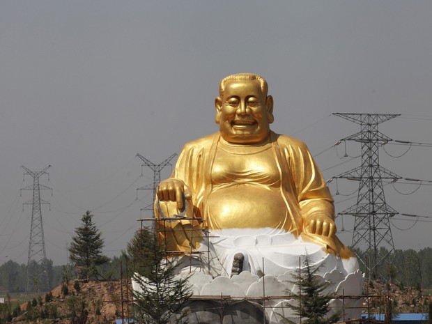 Uma estátua construída em um parque de diversões em Luoyang, na China, foi feita com o corpo de Buda e cabeça do proprietário do parque. (Foto: Reuters)