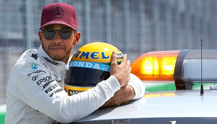 Lewis Hamilton e o capacete de Ayrton Senna