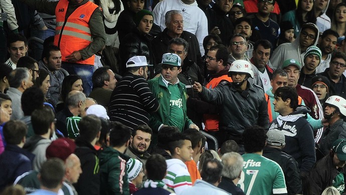 Torcedor do Palmeiras atira copo no campo, é identificado e sai com a PM