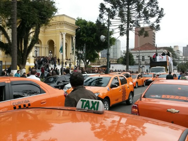 G Taxistas E Motoristas Da Uber Protestam Na C Mara De Curitiba