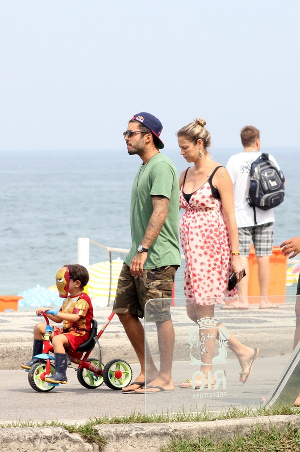 Luana Piovani e Pedro Scooby passeiam com o filho Dom na orla  (Foto: JC Pereira/AgNews)