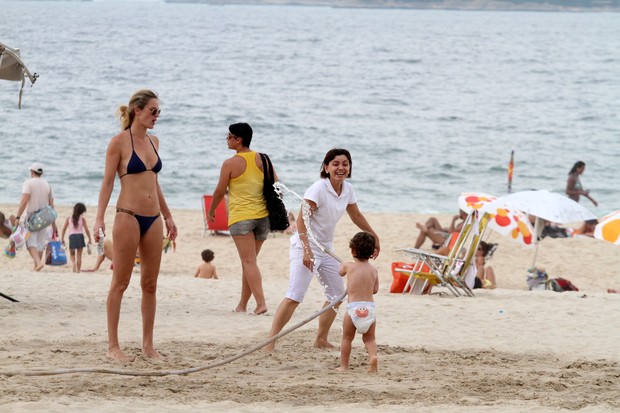Letícia Birkheuer com seu filho na praia de Ipanema (Foto: Wallace Barbosa/AgNews)