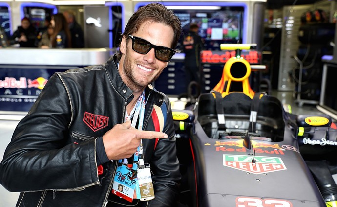 Tom Brady, quarterback do New England Patriots, tira foto nos boxes da RBR (Foto: Divulgação)
