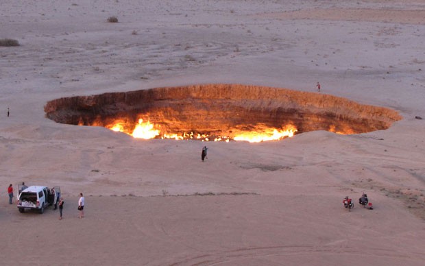 Cratera de fogo atrai turistas a deserto do Turcomenistão (Foto: Igor Sasin/AFP)