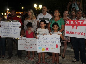 Adultos e crianças participaram da manifestação com cartazes pedindo paz e justiça (Foto: Taisa Alencar / G1)