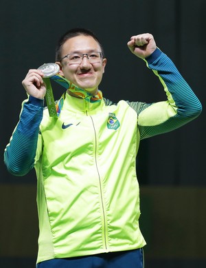 Felipe Wu com a medalha de prata (Foto: EFE/EPA/VALDRIN XHEMAJ)