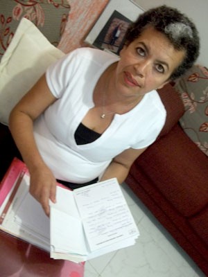 A professora Maria Aparecida Nere mostra receitas médicas e resultados de exames para diagnosticar um tumor na mama (Foto: Lucas Nanini/G1)