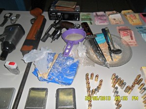 Suspeito de tr�fico � preso com armas, dinheiro e drogas em MS