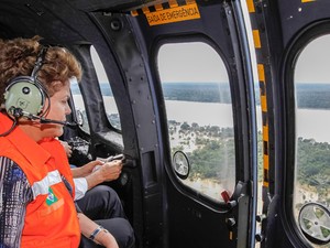 A presidente Dilma Rousseff observa áreas alagadas em Rondônia (Foto: Roberto Stuckert Filho/PR)