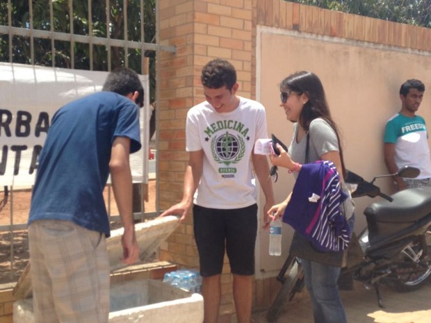 Estudantes de medicina vendem água para arrecadar dinheiro para a formatura (Foto: Hugo Andrade/Inter TV Cabugi)