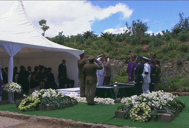Corpo de Mandela é enterrado com honras militares em Qunu, na África do Sul (Foto: Reprodução/TV Globo)