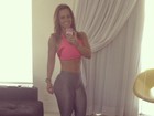 Viviane Araújo exibe cintura fininha antes de malhar