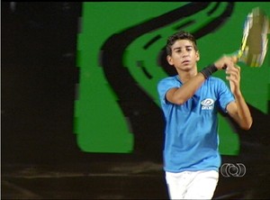 Matheus Martins, 14 anos, costuma desafiar atletas experientes no tênis  (Foto: Reprodução/TV Anhanguera)