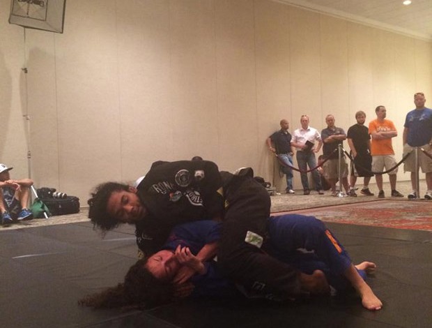 Benson Henderson treina jiu-jítsu com esposa Maria em treino aberto do UFC (Foto: Ana Hissa)