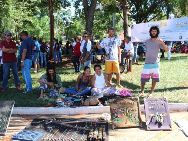 Artesões vendem produtos feitos de palhas e penas em praça de Campo Grande. (Foto: Priscilla dos Santos/ G1 MS)