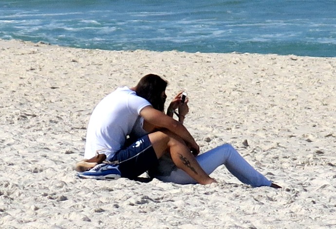Giroud frança esposa praia  (Foto: Cíntia Barlem)