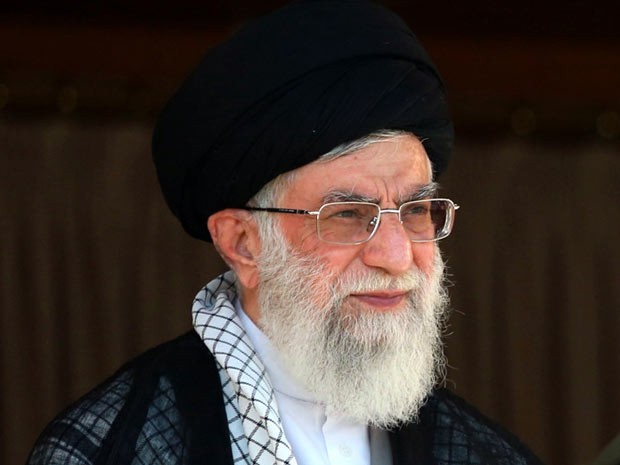 O aiatolá Ali Khamenei durante evento militar neste sábado (5) em Teerã (Foto: AFP)