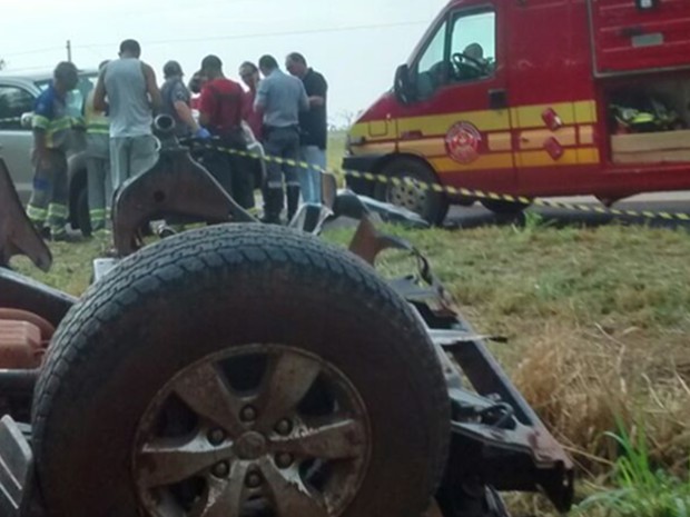 Cinco pessoas estavam no veículo no momento do acidente (Foto: Divulgação/Corpo de Bombeiros) Cinco pessoas estavam no veículo no momento do acidente (Foto: Divulgação/Corpo de Bombeiros)