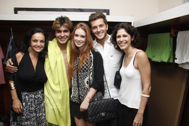 Casal junto com elenco após estreia (Foto: Felipe Assumpção / Agnews)