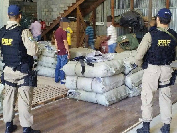 Mercadorias apreendidas foram encaminhadas para a sede da Receita Federal, em Salvador (Foto: Divulgação/Polícia Rodoviária Federal) Mercadorias apreendidas foram encaminhadas para a sede da Receita Federal, em Salvador (Foto: Divulgação/Polícia Rodoviária Federal)