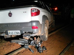 Moto ficou em baixo de carro e destruída (Foto: Ellyo Teixeira/G1)