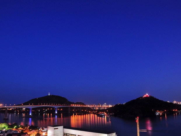 Terceira Ponte e Convento da Penha com iluminação especial para o Outubro Rosa (Foto: Edmar Emanoell/ VC no G1)