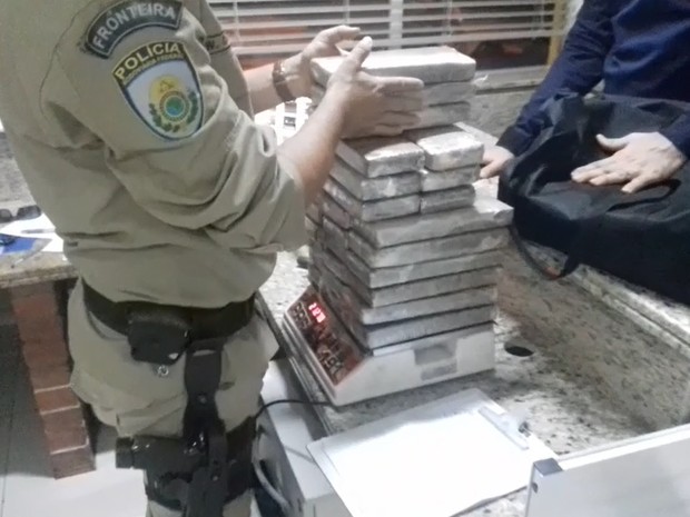 G1 Motorista foge da polícia e abandona carro quase 200 kg de